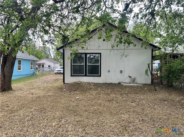 929 Veterans Street, Seguin, TX 78155