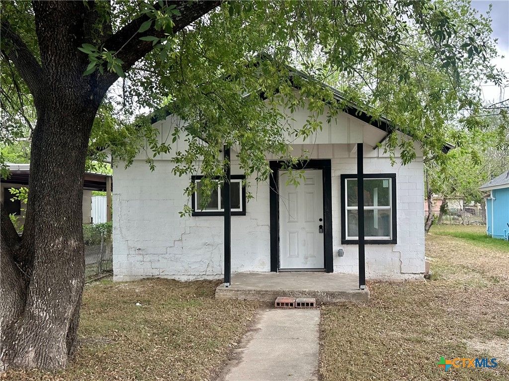 929 Veterans Street, Seguin, TX 78155