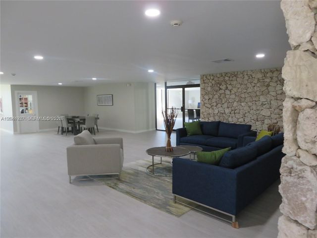 8065 SW 107th Ave 202, Miami, FL 33173