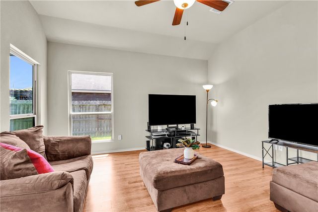 704 Mockingbird Street, Navasota, TX 77868