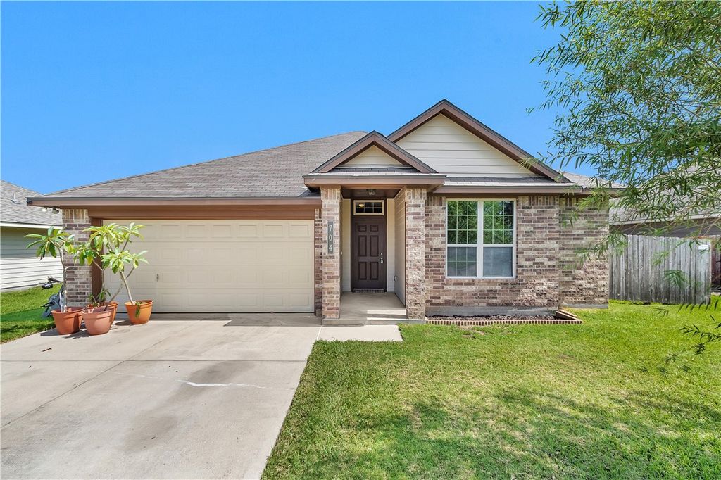704 Mockingbird Street, Navasota, TX 77868
