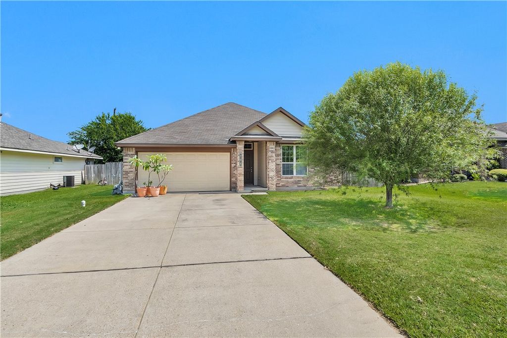 704 Mockingbird Street, Navasota, TX 77868 — photo 2