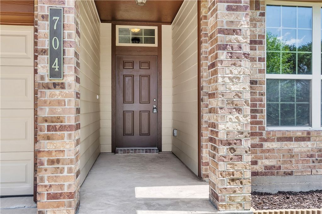 704 Mockingbird Street, Navasota, TX 77868 — photo 3