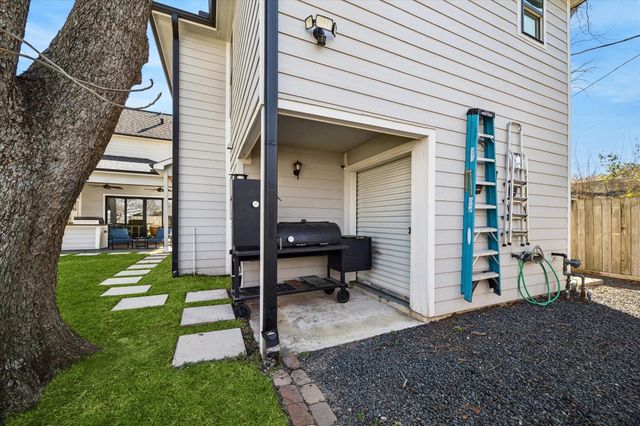 216 W 30th Street, Houston, TX 77018