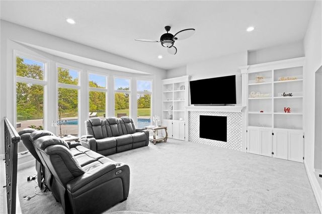 10705 Wildflower Drive, Lee's Summit, MO 64086