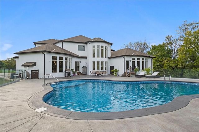 10705 Wildflower Drive, Lee's Summit, MO 64086