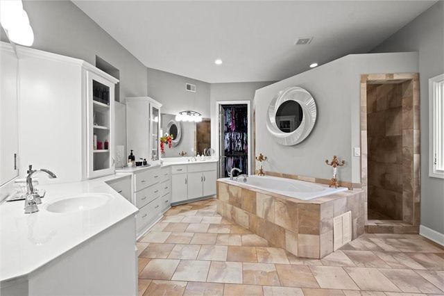 10705 Wildflower Drive, Lee's Summit, MO 64086