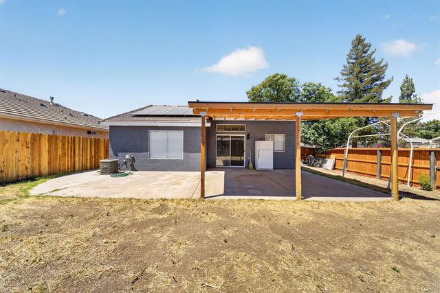 5529 W Norwich Ave, Fresno, CA 93722