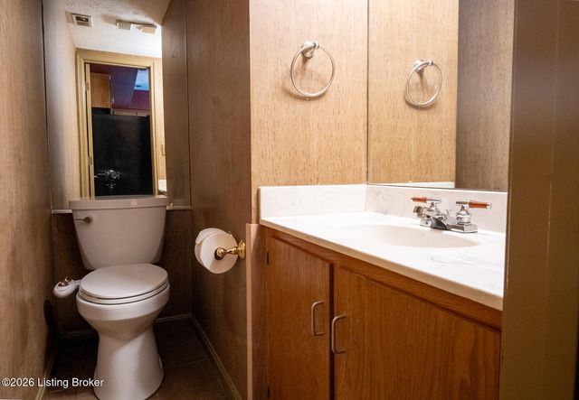 614 Ledgeview Park Dr, Louisville, KY 40206