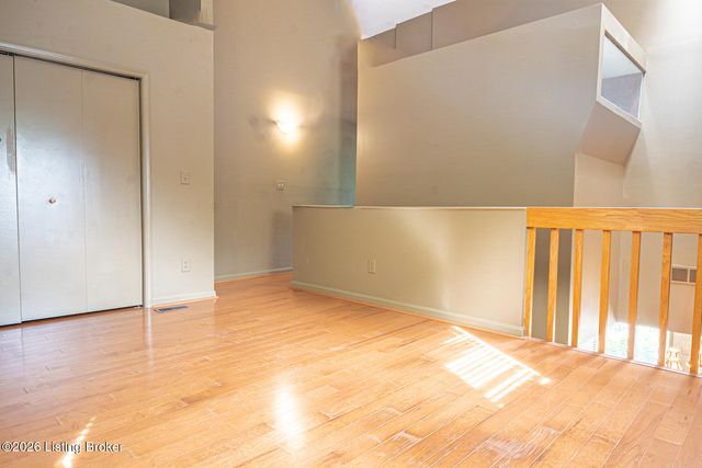 614 Ledgeview Park Dr, Louisville, KY 40206