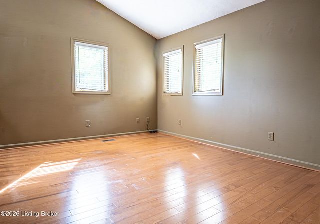 614 Ledgeview Park Dr, Louisville, KY 40206