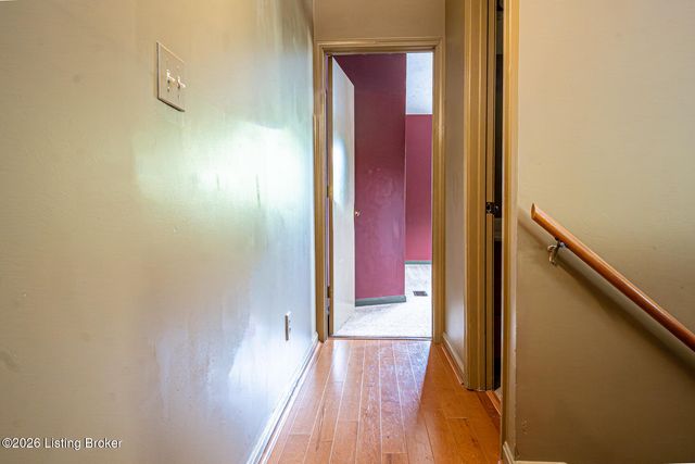 614 Ledgeview Park Dr, Louisville, KY 40206