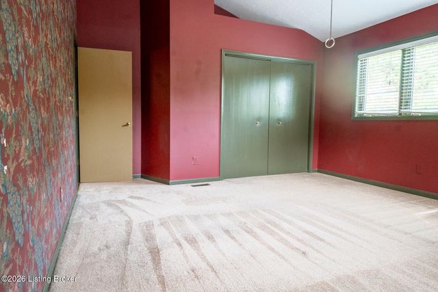 614 Ledgeview Park Dr, Louisville, KY 40206