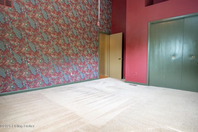 614 Ledgeview Park Dr, Louisville, KY 40206