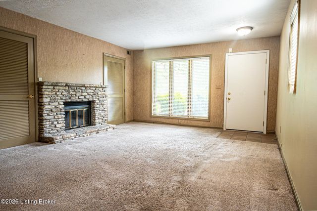 614 Ledgeview Park Dr, Louisville, KY 40206