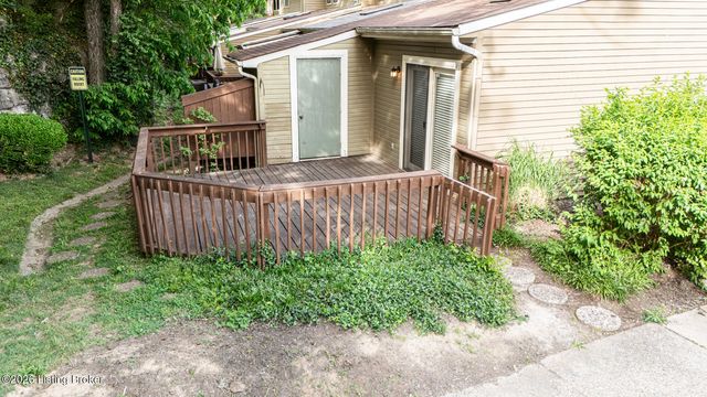 614 Ledgeview Park Dr, Louisville, KY 40206