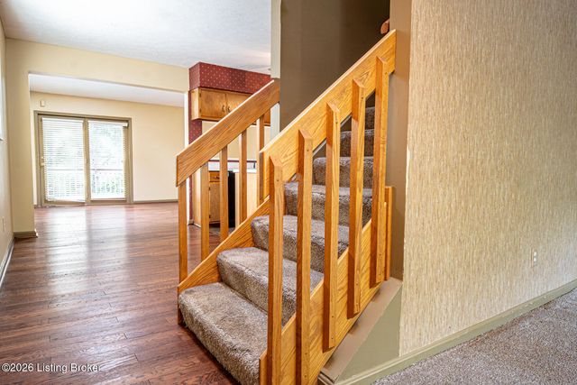 614 Ledgeview Park Dr, Louisville, KY 40206