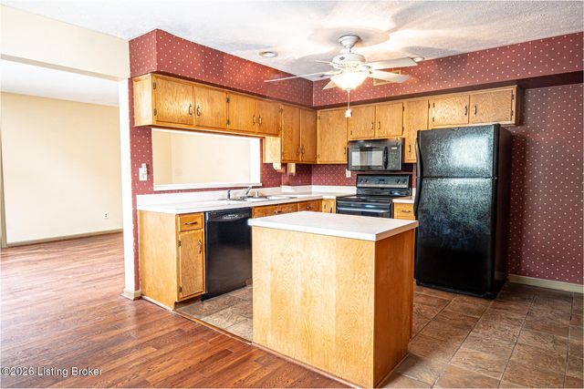 614 Ledgeview Park Dr, Louisville, KY 40206