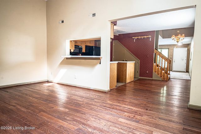 614 Ledgeview Park Dr, Louisville, KY 40206