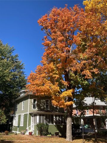 209 5th Ave NW, Mt Vernon, IA 52314