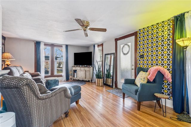 209 5th Ave NW, Mt Vernon, IA 52314