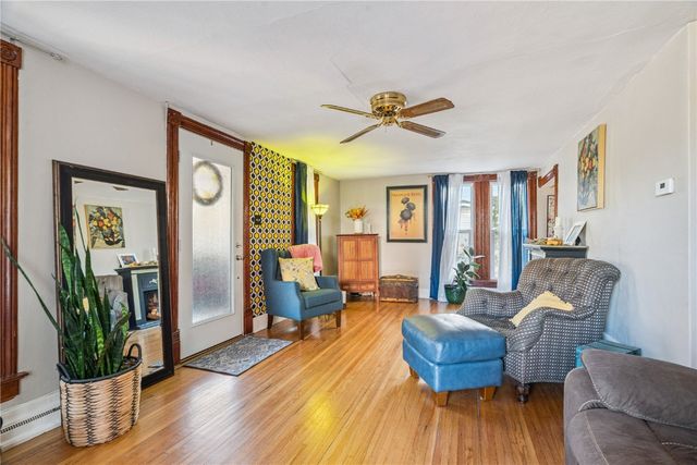 209 5th Ave NW, Mt Vernon, IA 52314