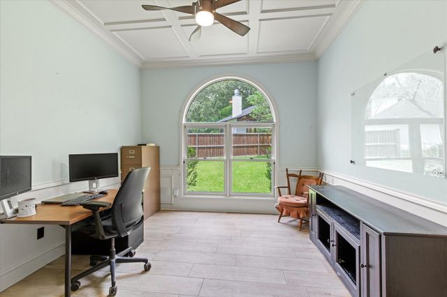 221 Hunters Circle, Longview, TX 75605