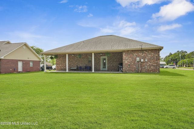 901 8th Street, Waveland, MS 39576