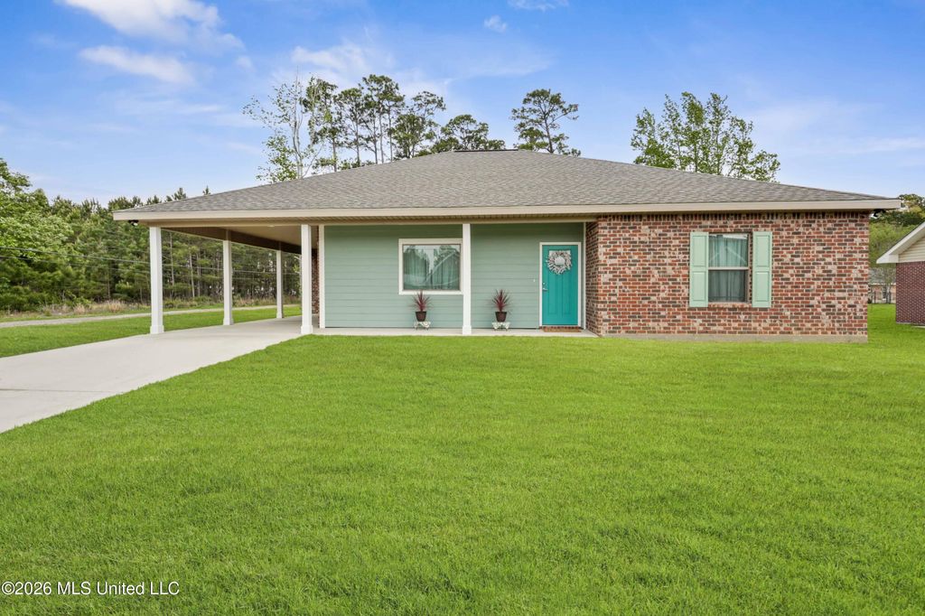 901 8th Street, Waveland, MS 39576