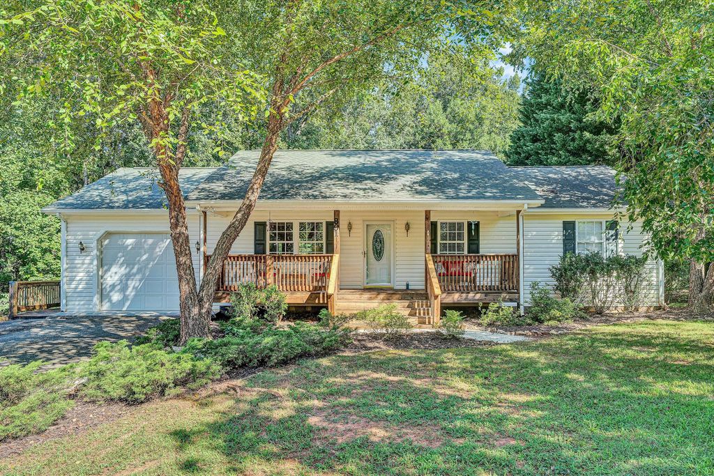 801 Indian Ridge DR, Moneta, VA 24121