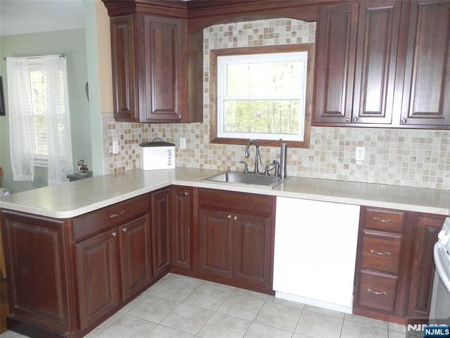 16 Seiler Court, Little Ferry, NJ 07643
