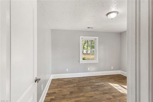 8605 Guinea RD, Hayes, VA 23072