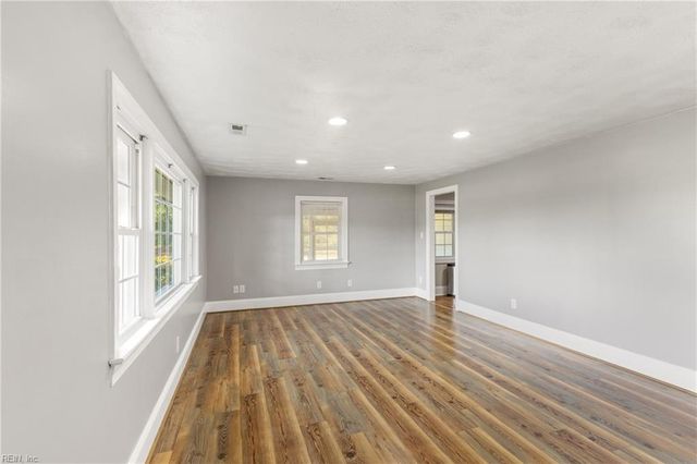 8605 Guinea RD, Hayes, VA 23072