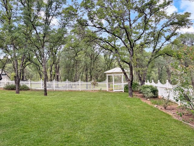 13969 Quarterhorse Dr, Grass Valley, CA 95949