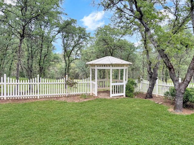 13969 Quarterhorse Dr, Grass Valley, CA 95949