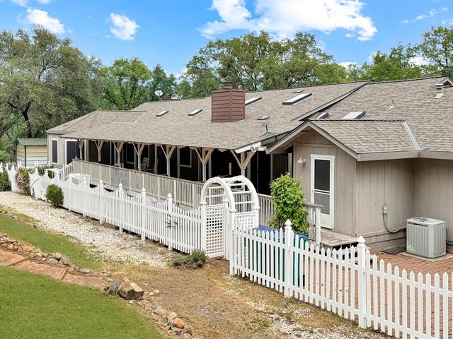 13969 Quarterhorse Dr, Grass Valley, CA 95949