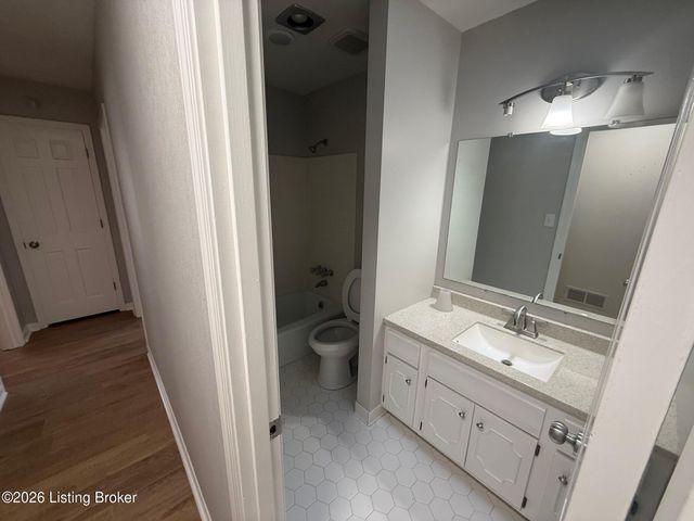 8706 Mountain Brook Dr, Louisville, KY 40272