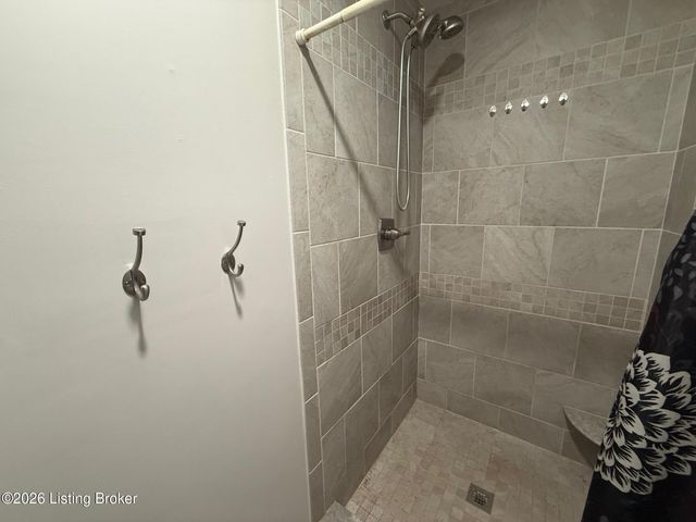 8706 Mountain Brook Dr, Louisville, KY 40272