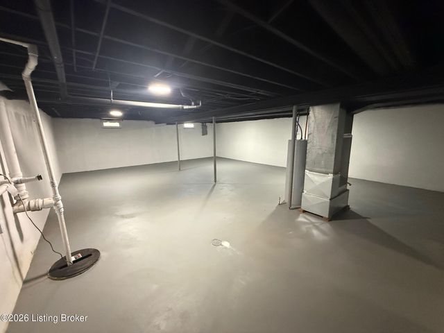 8706 Mountain Brook Dr, Louisville, KY 40272