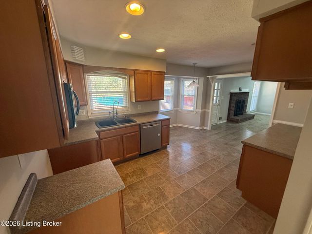 8706 Mountain Brook Dr, Louisville, KY 40272