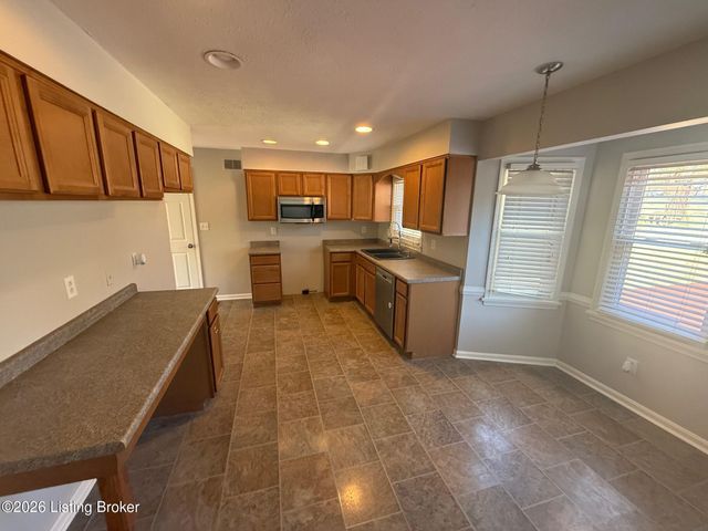 8706 Mountain Brook Dr, Louisville, KY 40272