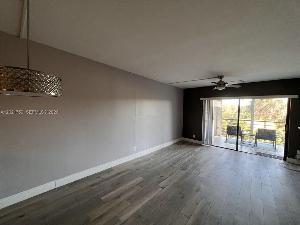 9440 SW 8th St 320, Boca Raton, FL 33428