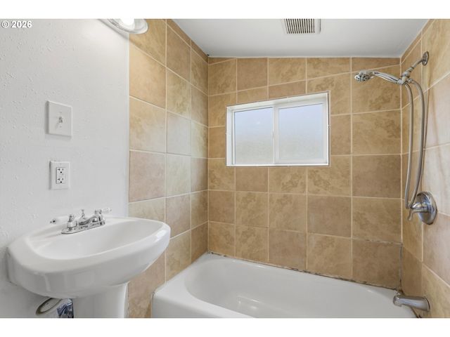 2323 N TERRY St, Portland, OR 97217