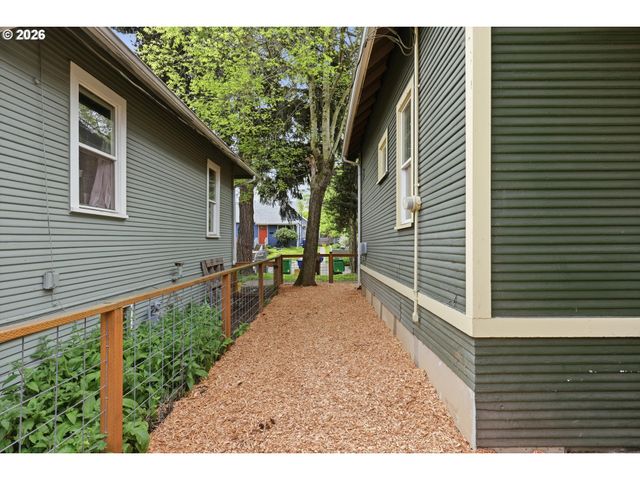 2323 N TERRY St, Portland, OR 97217