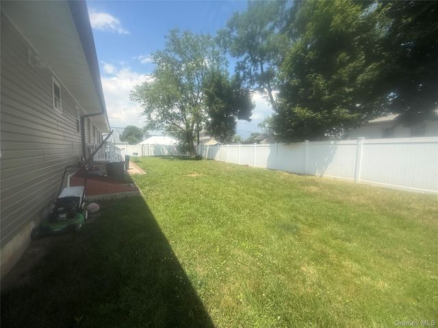 32 Bedford Street, Copiague, NY 11726