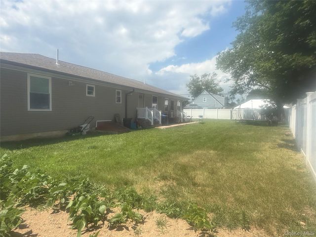 32 Bedford Street, Copiague, NY 11726
