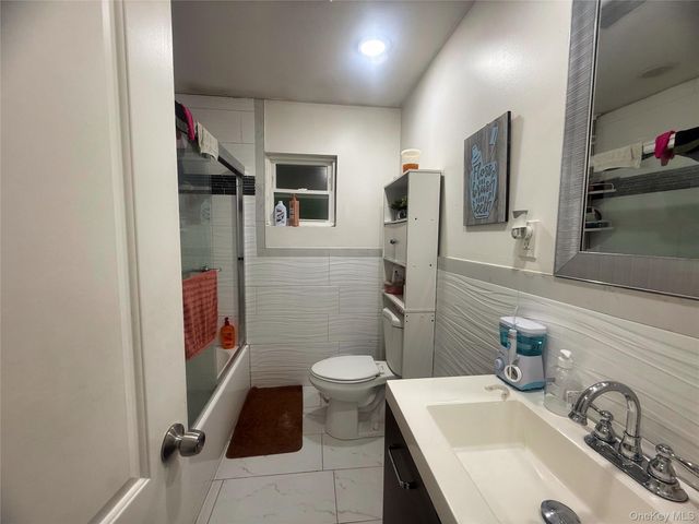 32 Bedford Street, Copiague, NY 11726