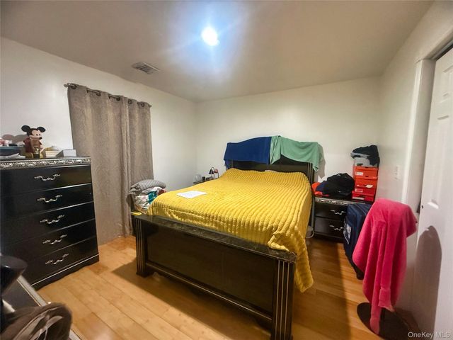 32 Bedford Street, Copiague, NY 11726