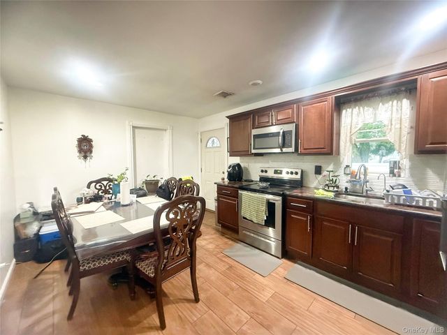 32 Bedford Street, Copiague, NY 11726