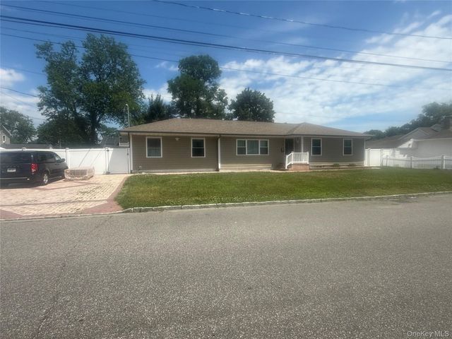 32 Bedford Street, Copiague, NY 11726